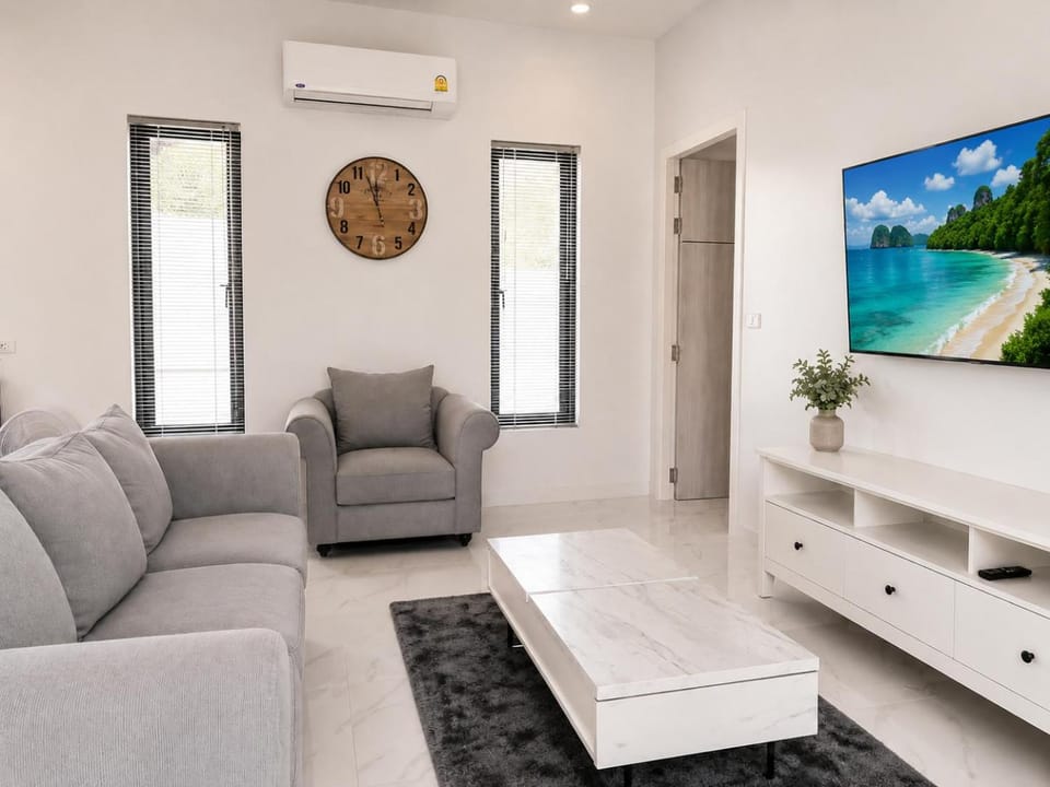 Communal lounge/ TV room, TV and multimedia, Living room, Seating area, Evening entertainment, air conditioner