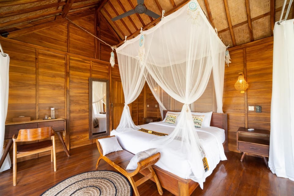Bed, Photo of the whole room, Seating area, Bedroom