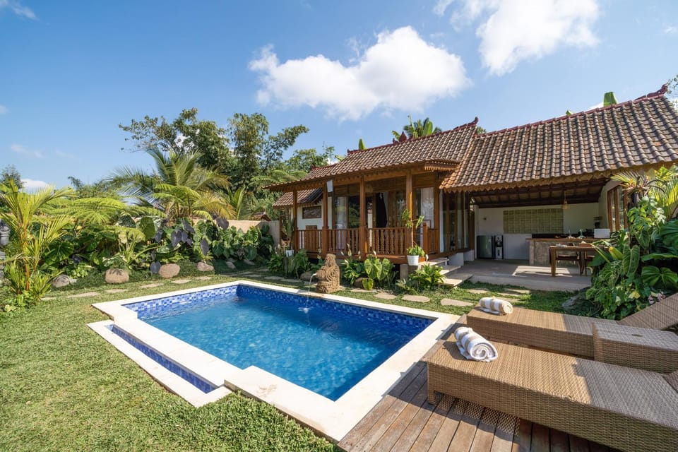Property building, Patio, Day, Garden, Pool view, Swimming pool, Swimming pool, sunbed