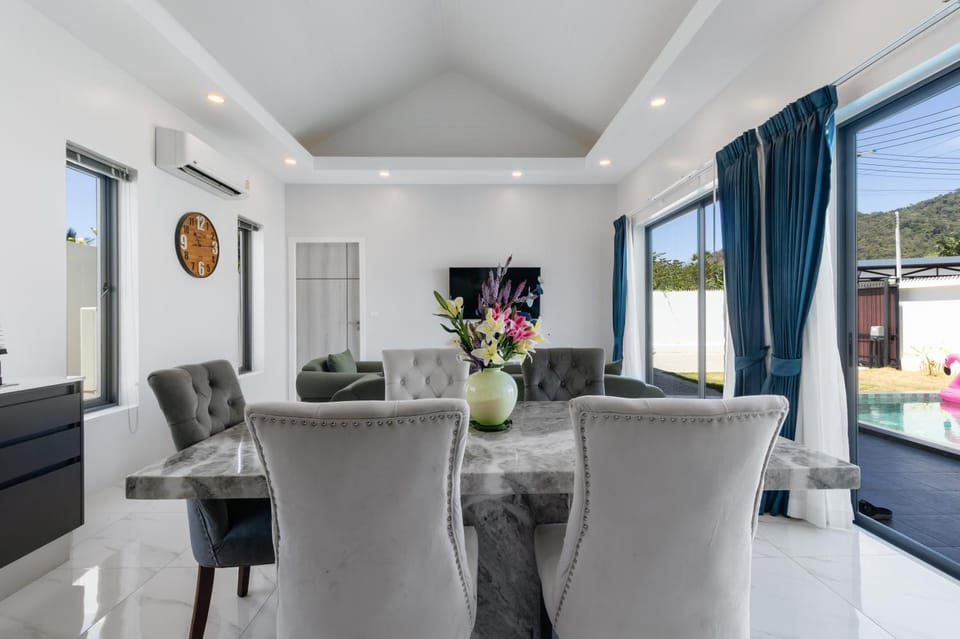 Communal lounge/ TV room, TV and multimedia, Living room, Seating area, Dining area, Evening entertainment