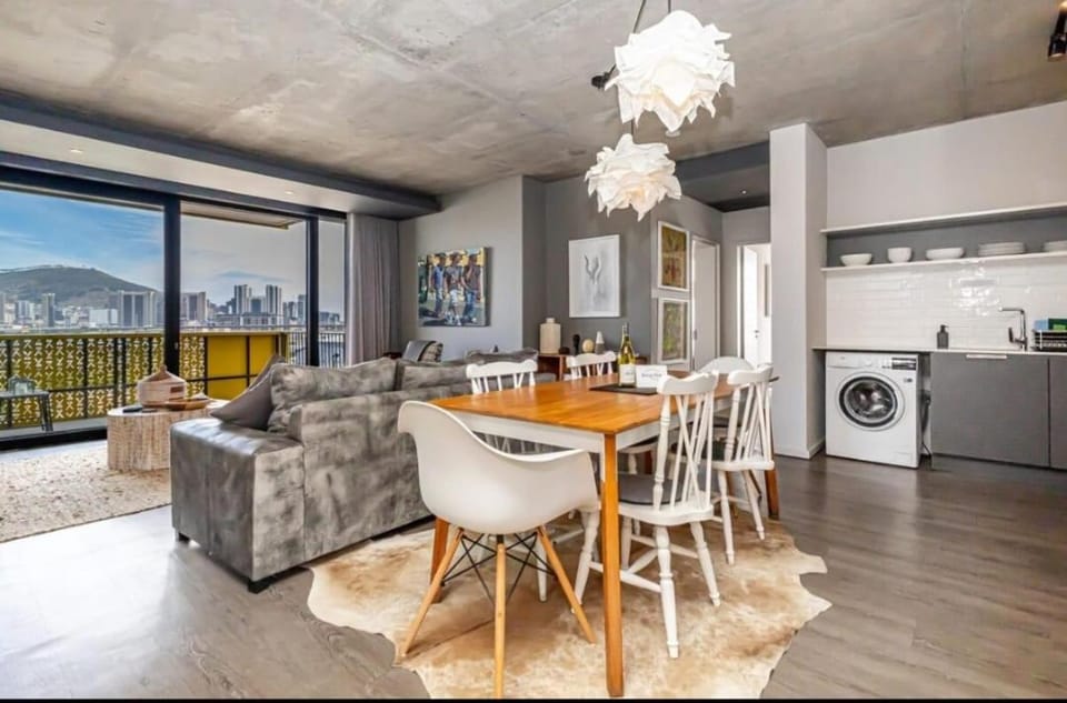 Private En-Suite Room, Pool, Gym & Mountain View Vacation rental in Cape Town