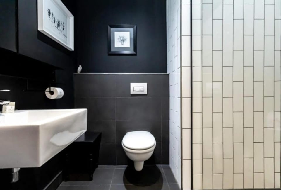 Private En-Suite Room, Pool, Gym & Mountain View Vacation rental in Cape Town