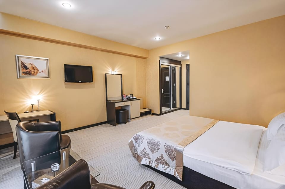 Bed, TV and multimedia, Photo of the whole room, Seating area