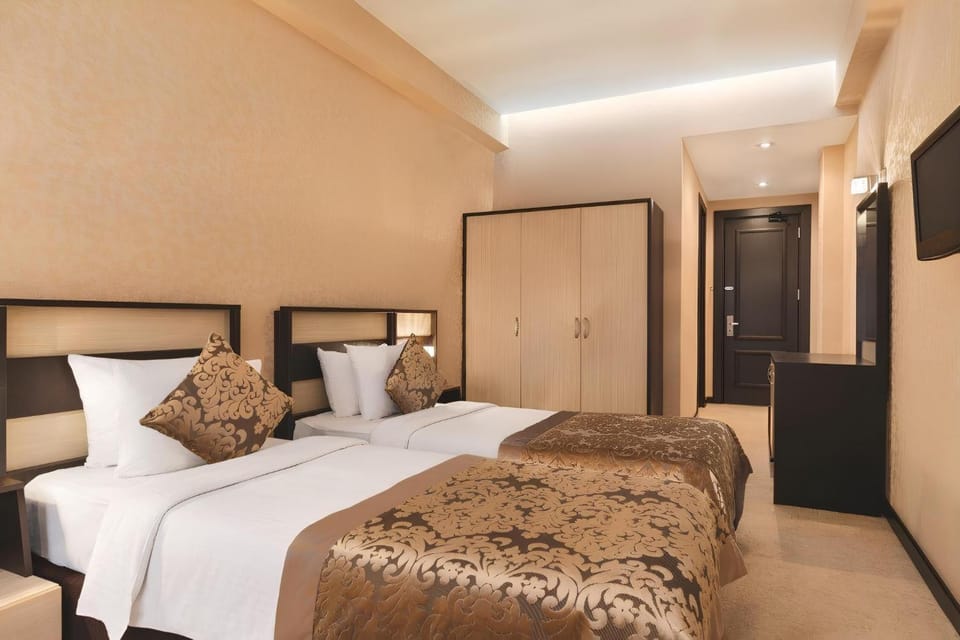 Bed, TV and multimedia, Photo of the whole room, Bedroom, wardrobe