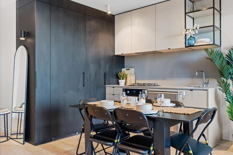 Spacious 3BR, Near Zoo & CBD ,Private Parking Apartment in Melbourne