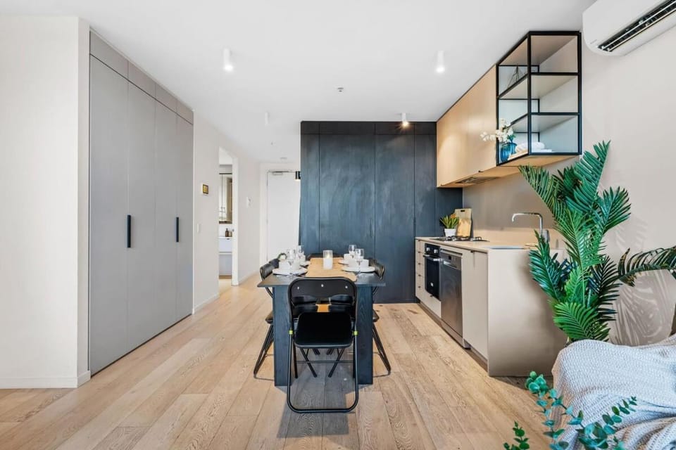 Spacious 3BR, Near Zoo & CBD ,Private Parking Apartment in Melbourne