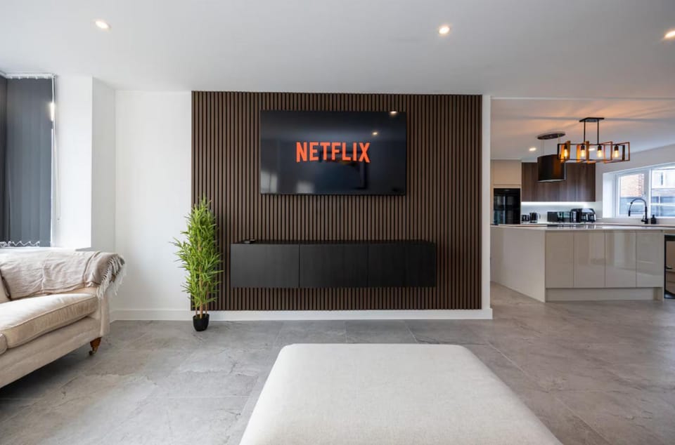 Communal lounge/ TV room, Communal lounge/ TV room, TV and multimedia, Kitchen or kitchenette, Living room, Seating area, Evening entertainment