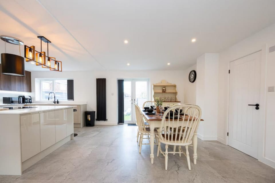 Kitchen or kitchenette, Living room, Seating area, Dining area, minibar, stove