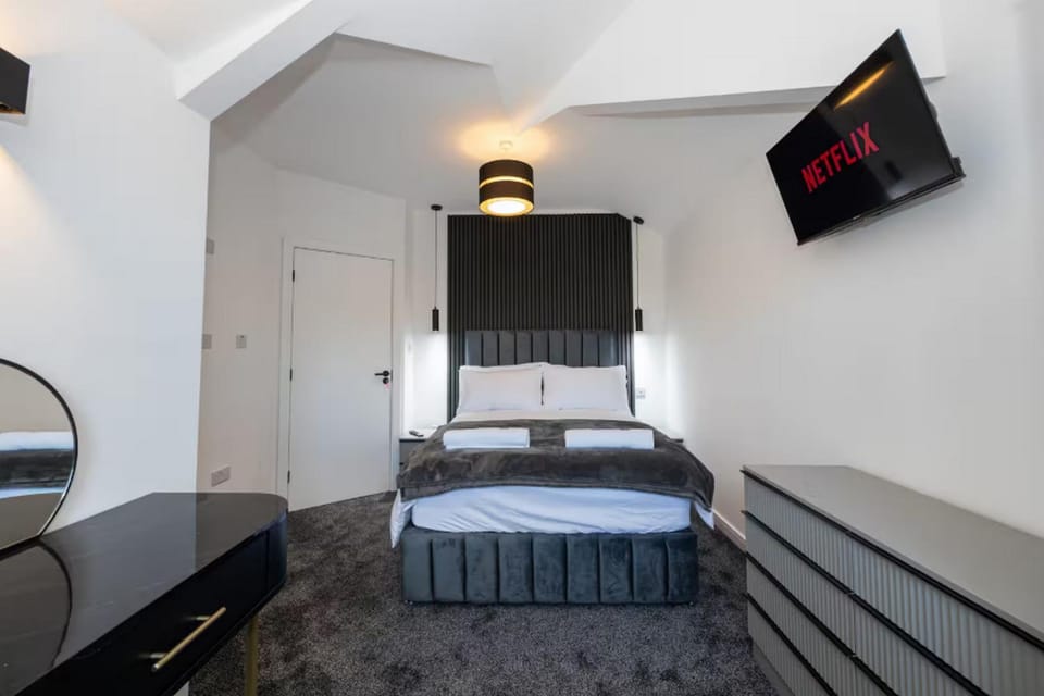 Bed, TV and multimedia, Photo of the whole room, Bedroom