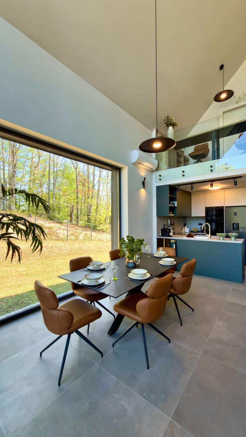 Kitchen or kitchenette, Dining area