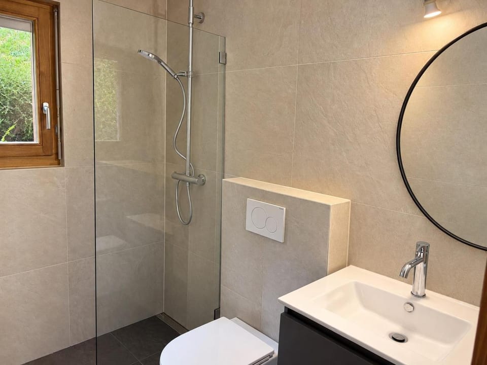 Shower, Toilet