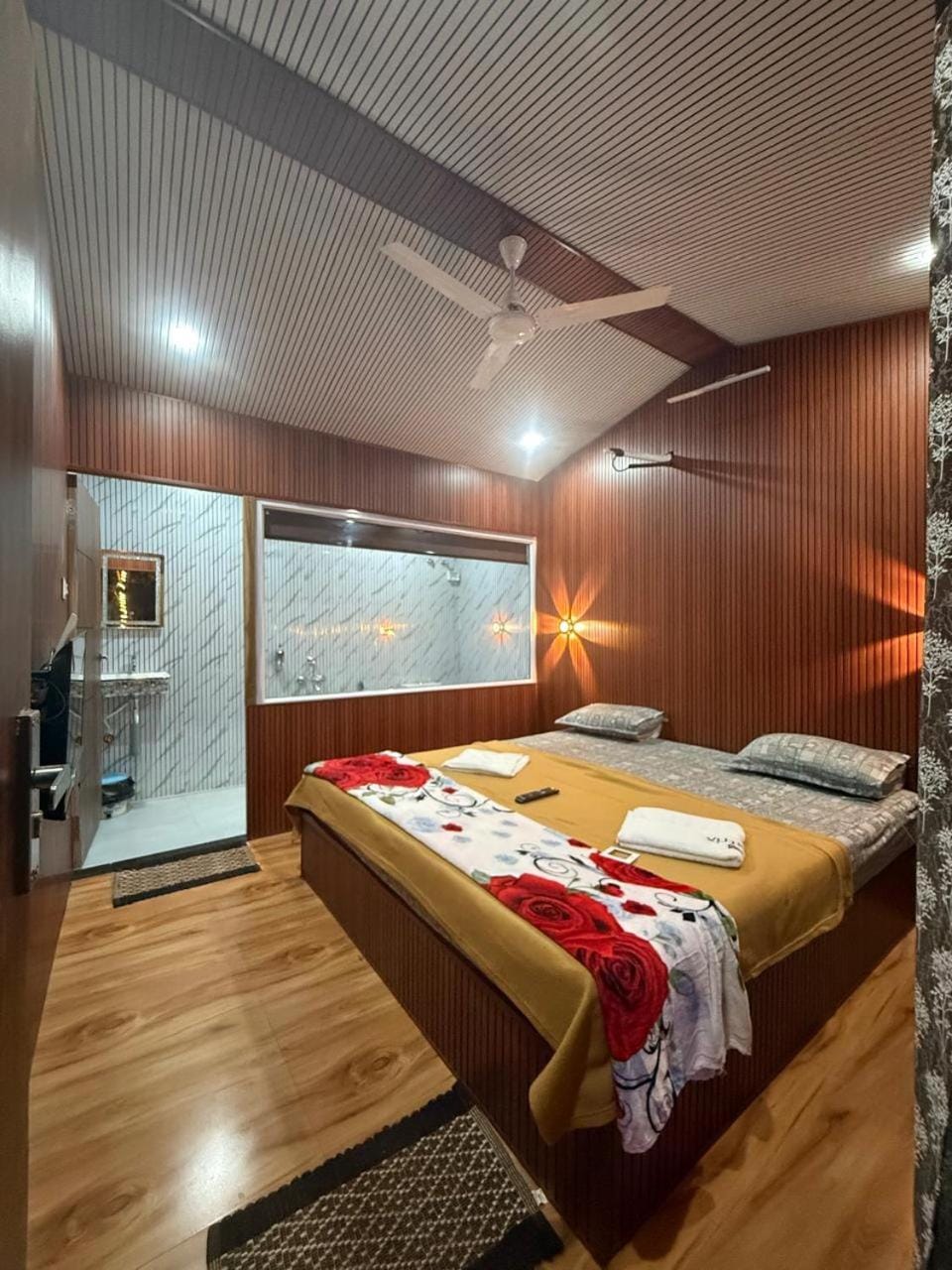 Bed, Photo of the whole room, Bedroom, towels