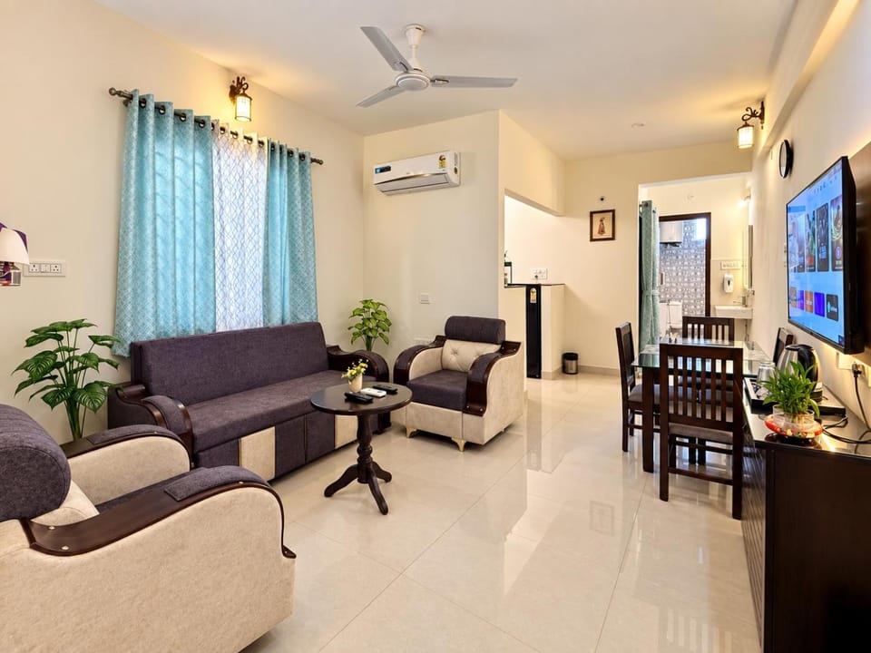 TV and multimedia, Living room, Seating area, Dining area