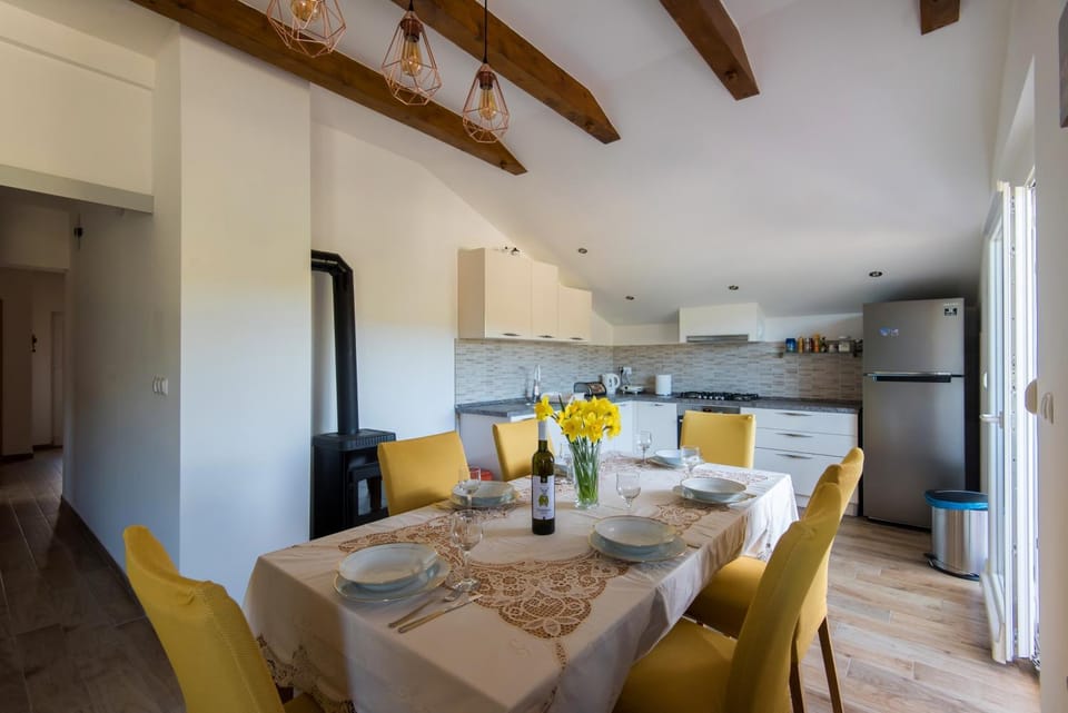 Dining area, kitchen