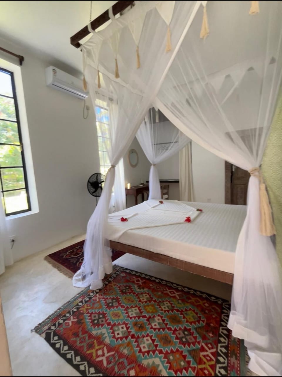 Bed, Photo of the whole room, Bedroom, air conditioner