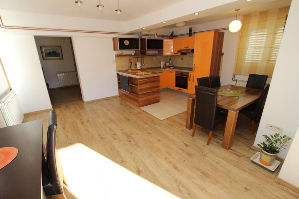 Coffee/tea facilities, Kitchen or kitchenette, Seating area, Dining area