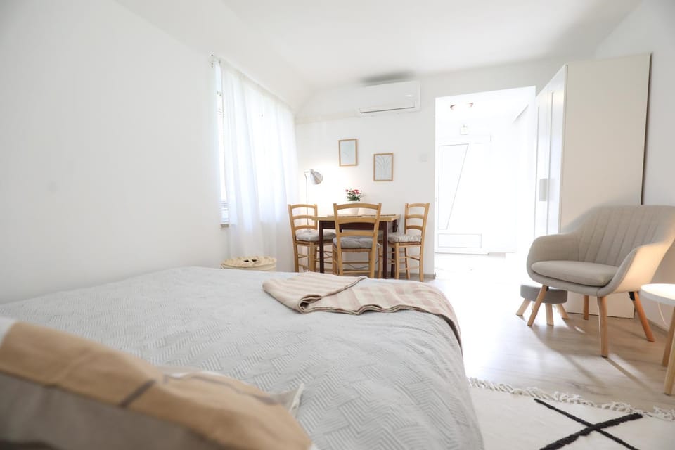 Bed, Dining area, Bedroom