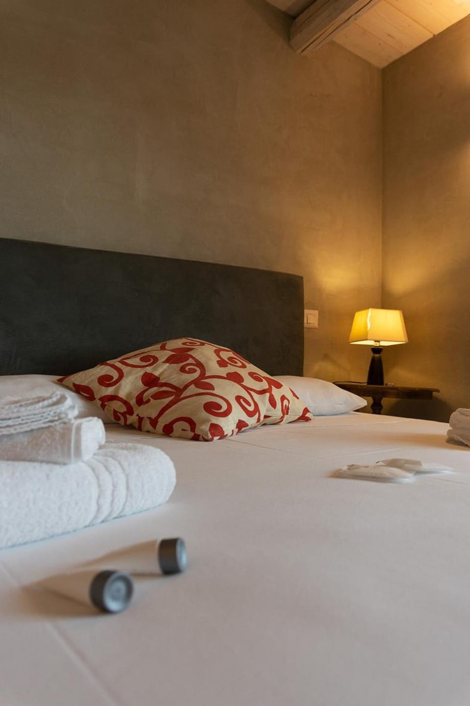 Bed, Bedroom, towels