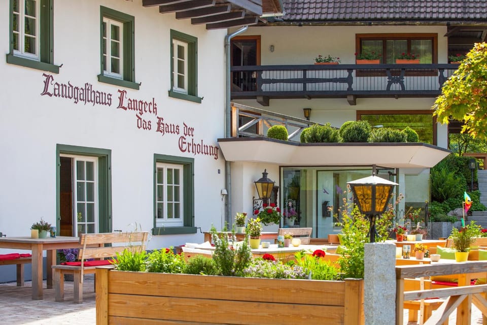 Property building, Restaurant/places to eat, Balcony/Terrace, Breakfast