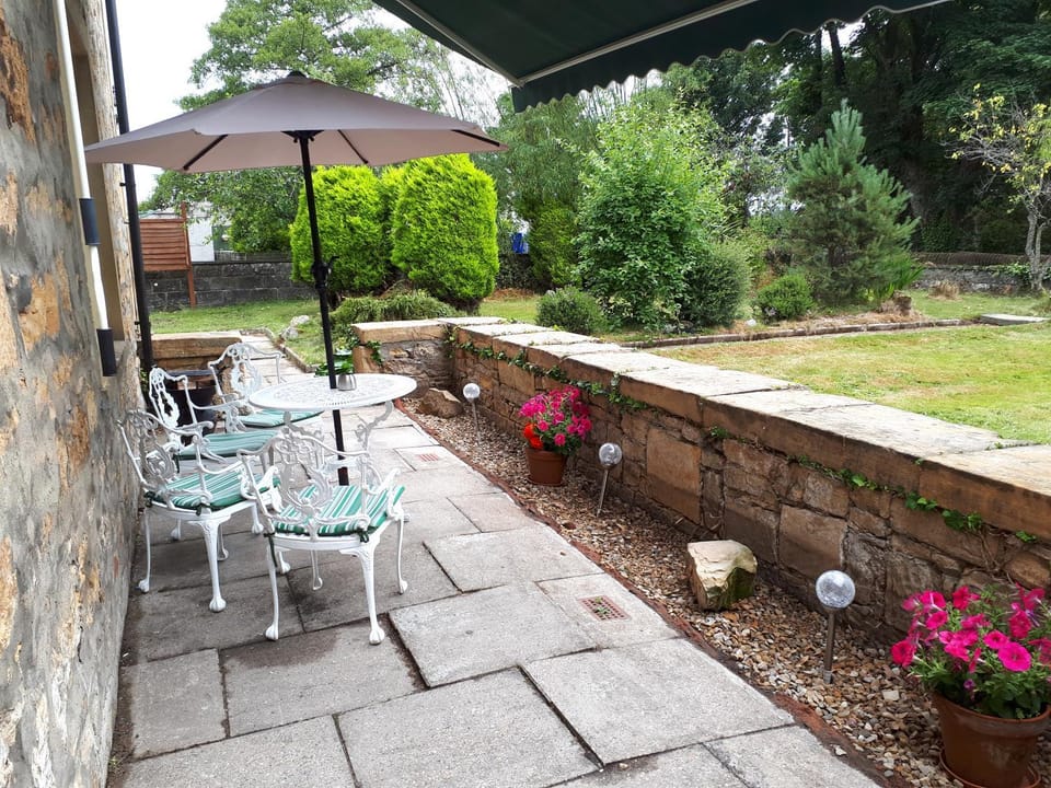 Property building, Patio, Day, Garden, Balcony/Terrace, Seating area, Garden view