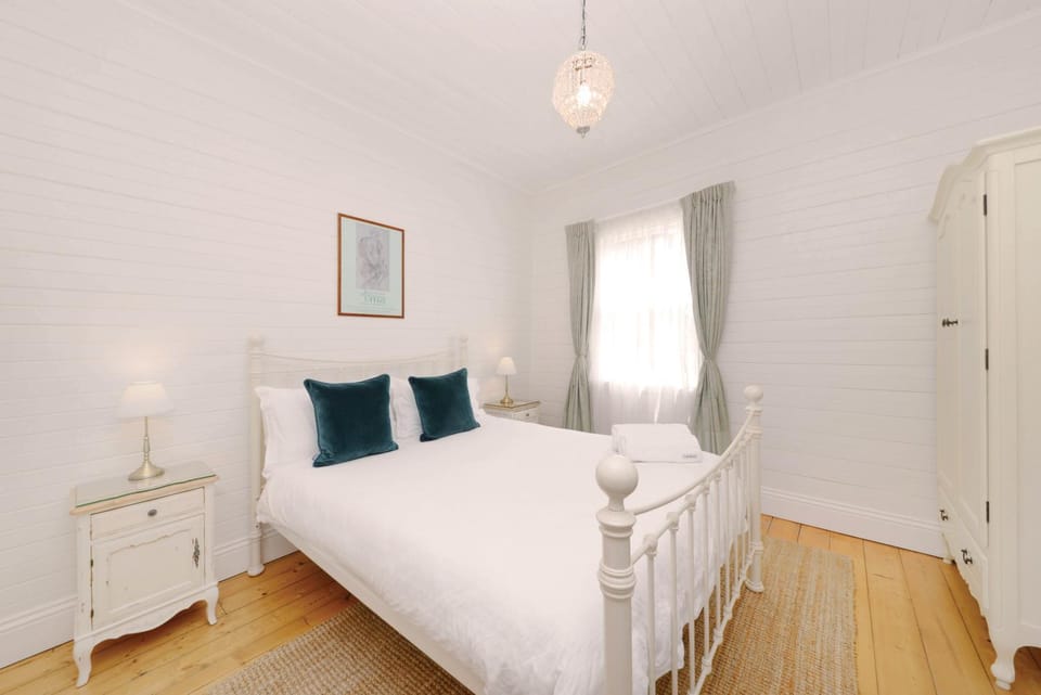 Bed, Bedroom, Garden view