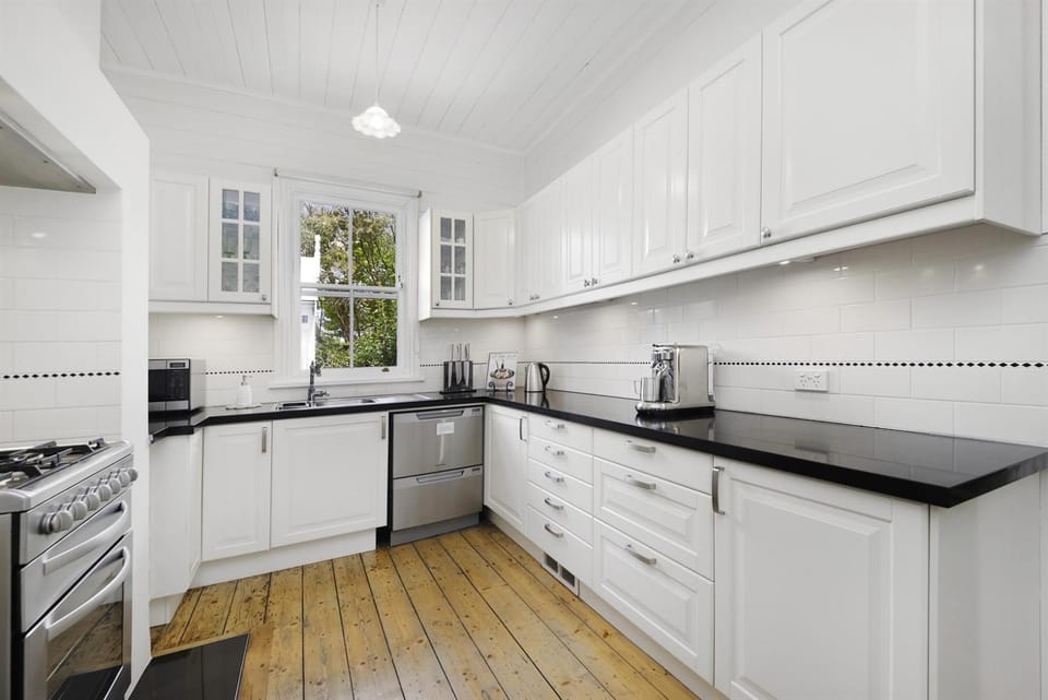 Coffee/tea facilities, Kitchen or kitchenette, dishwasher, stove