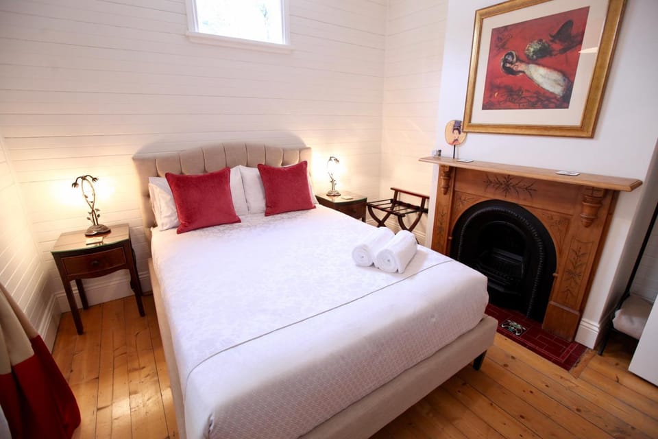 Bedroom, fireplace