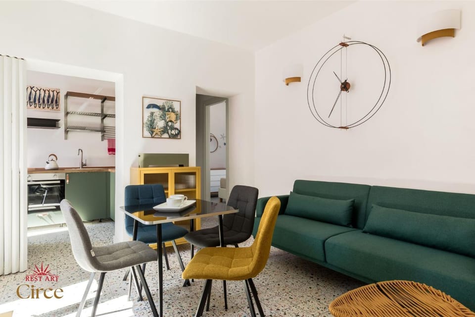 Kitchen or kitchenette, Living room, Seating area, Dining area, oven, pet friendly, stove