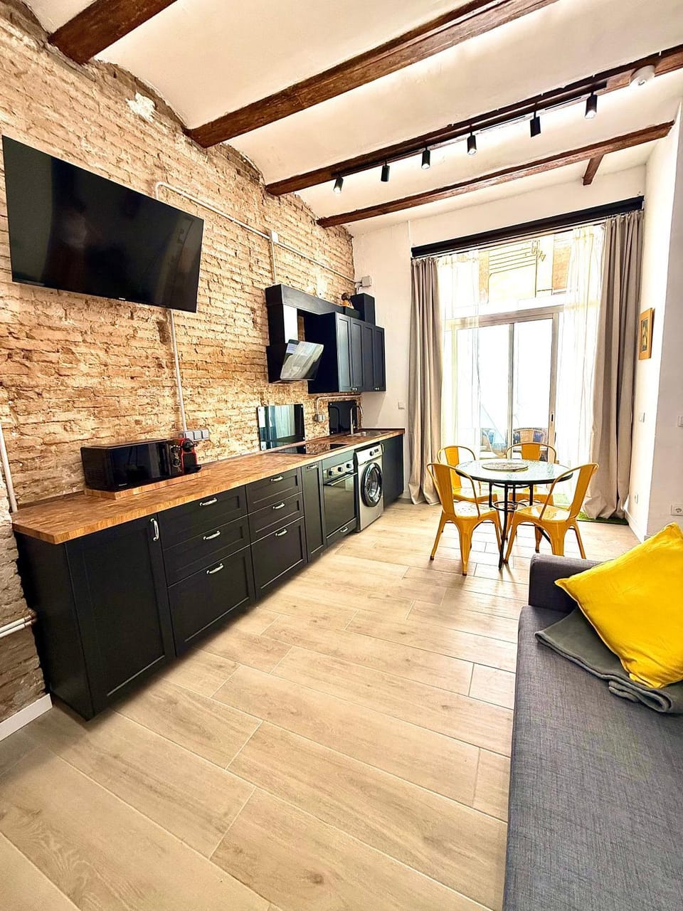 TV and multimedia, Kitchen or kitchenette, Living room, Dining area, oven, stove