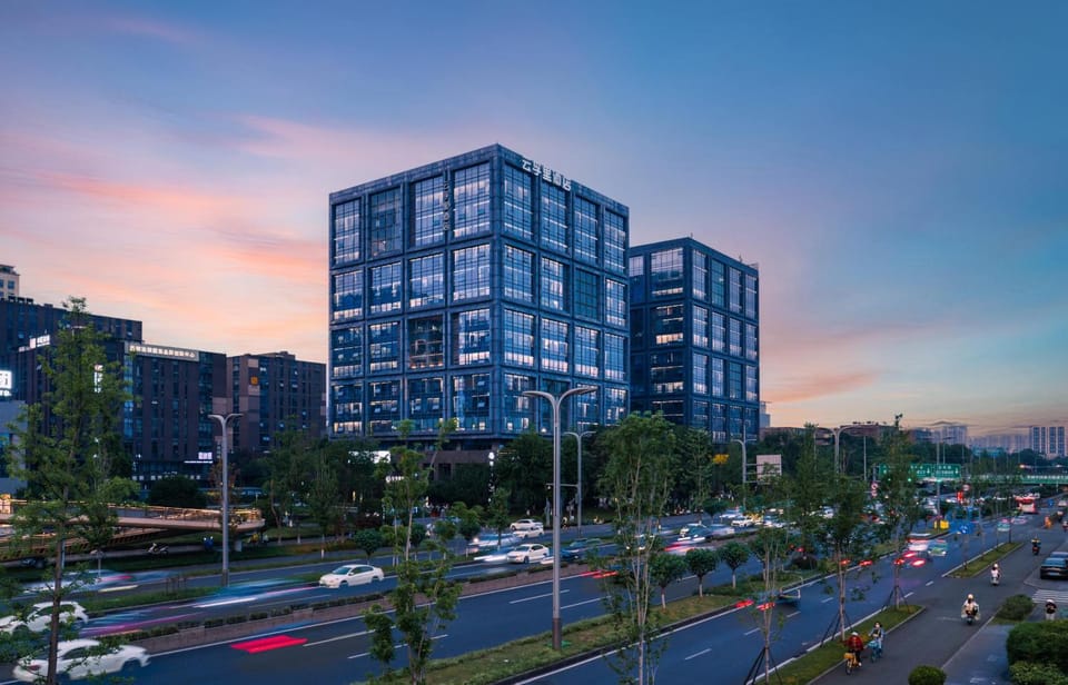 Property building, Day, Neighbourhood, Decorative detail, City view, Street view, Location, Parking
