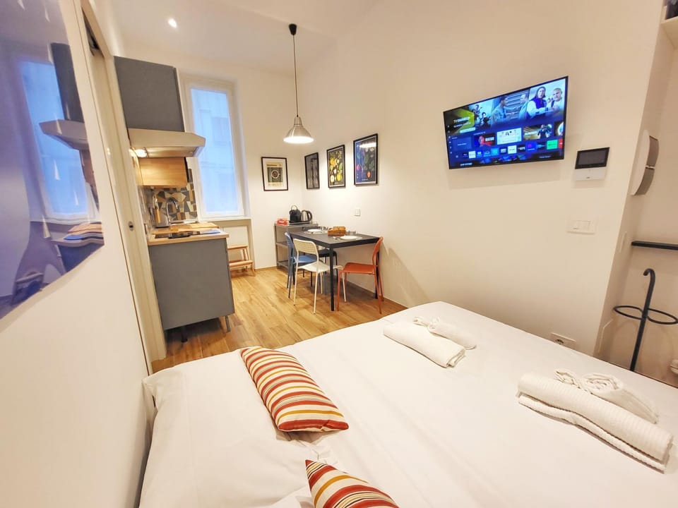 Bed, TV and multimedia, towels
