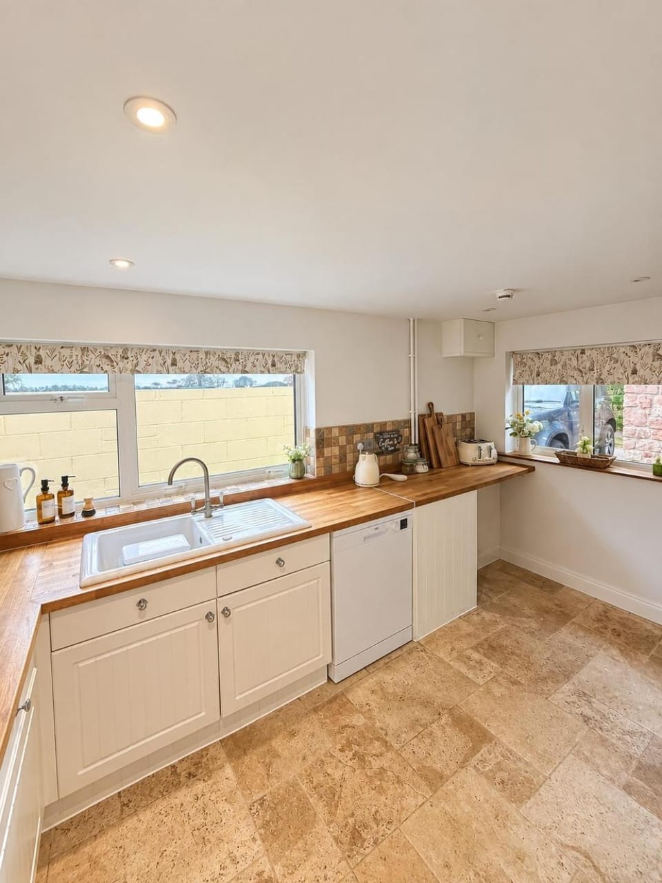 Kitchen or kitchenette, dishwasher