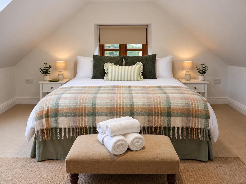 Bed, Bedroom, towels