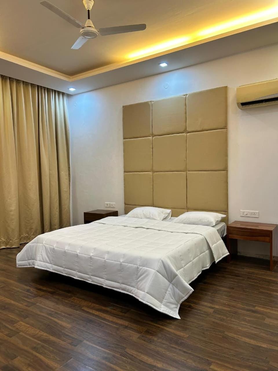 Bed, Photo of the whole room, Bedroom, air conditioner