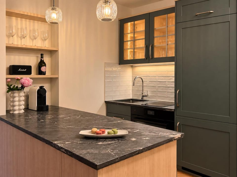 Kitchen or kitchenette, Photo of the whole room, stove