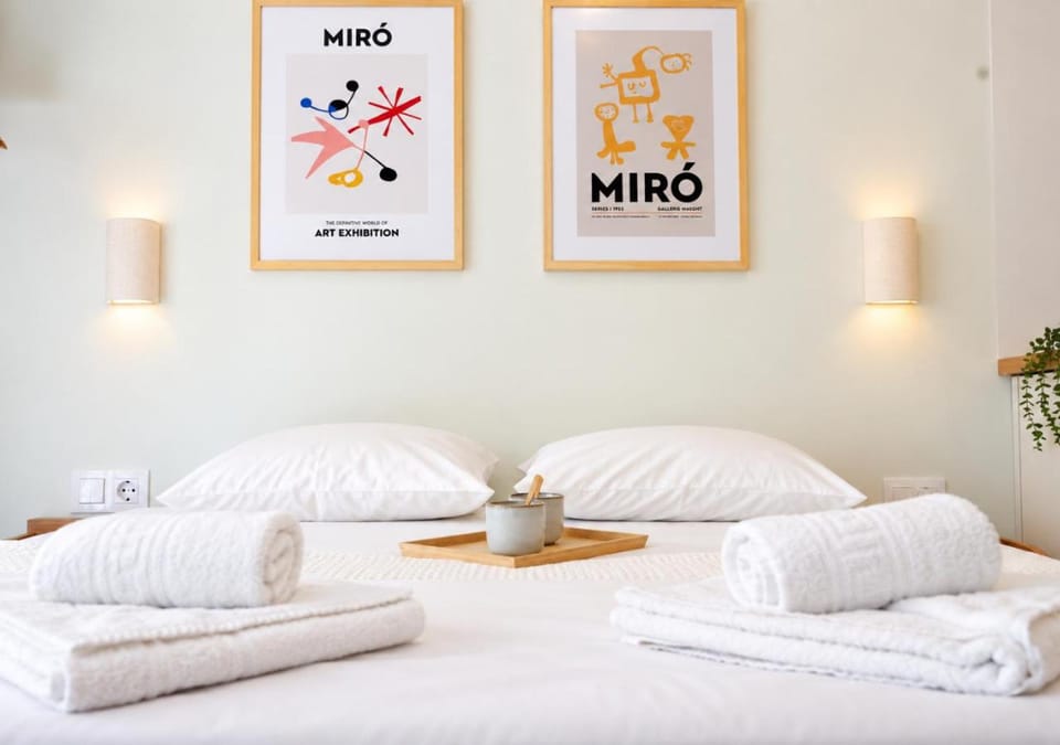 Bed, towels