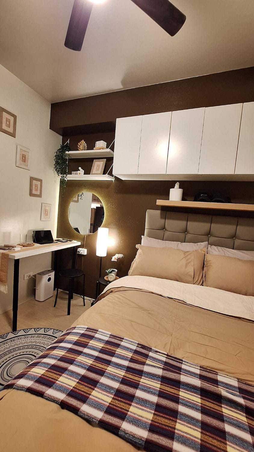 Bed, Seating area, Bedroom
