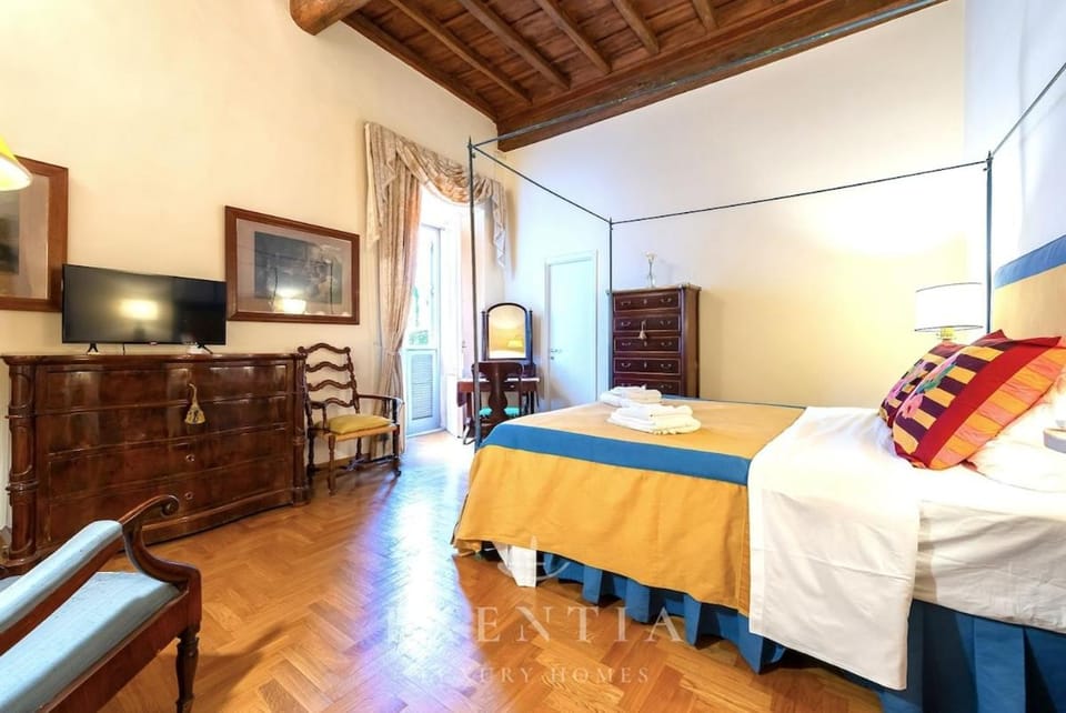 Piazza Navona Luxury Apartment in Historic Palazzo Apartment in Rome