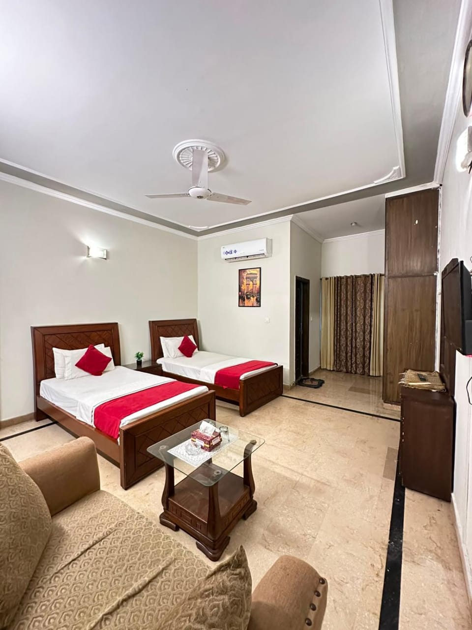 Bed, TV and multimedia, Living room, Photo of the whole room, Seating area, Bedroom
