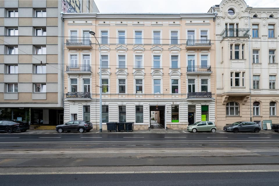 Property building, Neighbourhood, Location