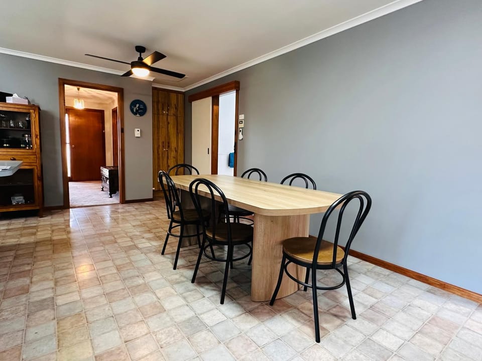 Seating area, Dining area