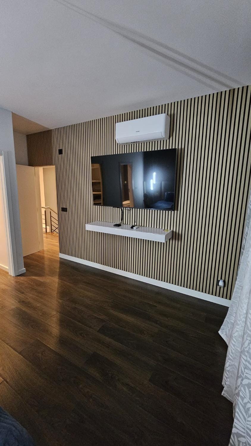 Bed, TV and multimedia, Photo of the whole room, Bedroom