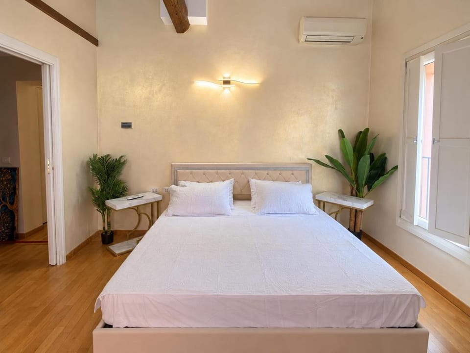 Bed, Photo of the whole room, Bedroom, air conditioner