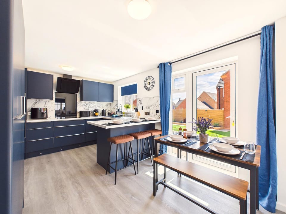 Kitchen or kitchenette, Seating area, Dining area, oven, stove