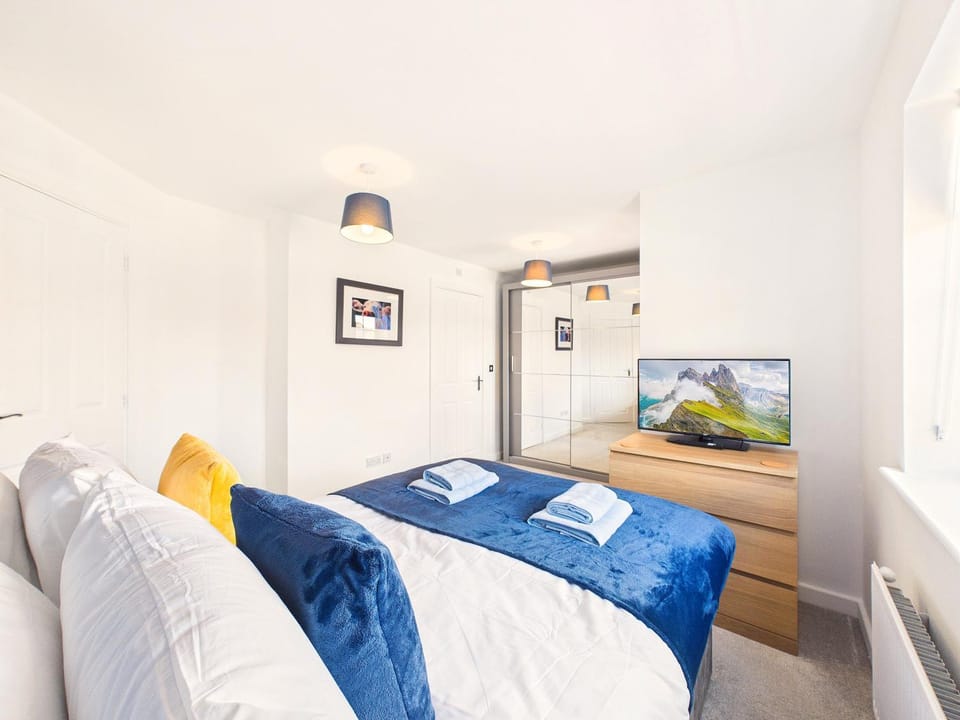Bed, TV and multimedia, Photo of the whole room, Bedroom
