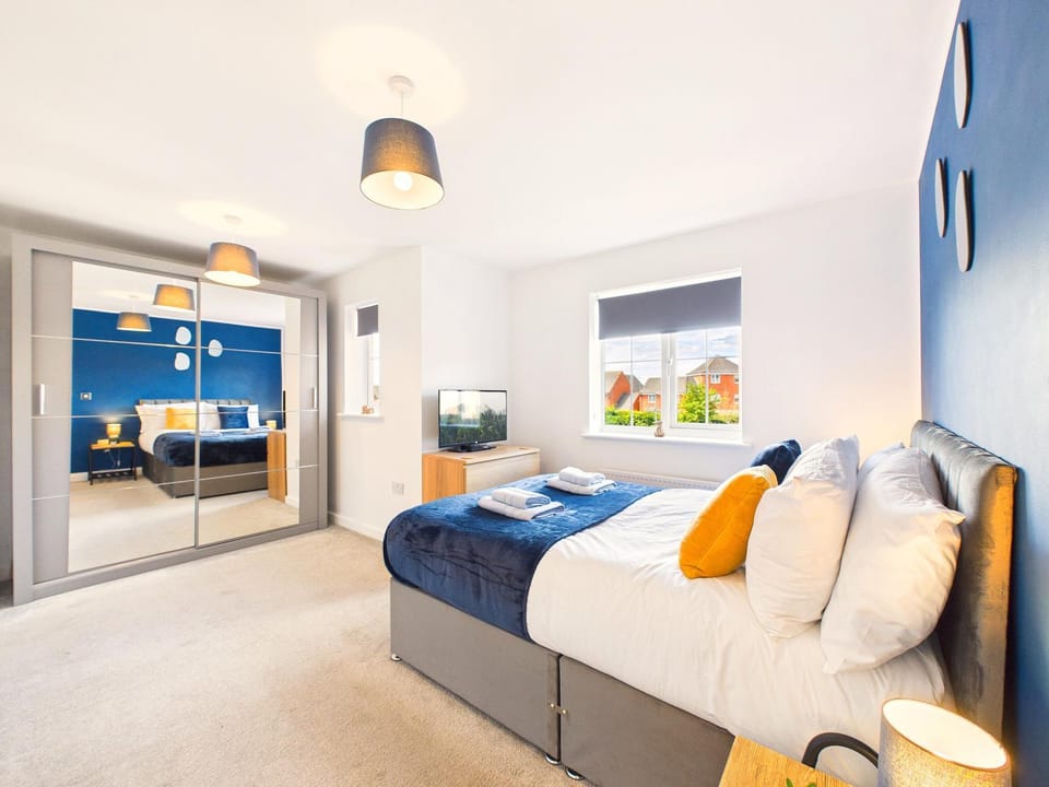 Bed, TV and multimedia, Photo of the whole room, Bedroom