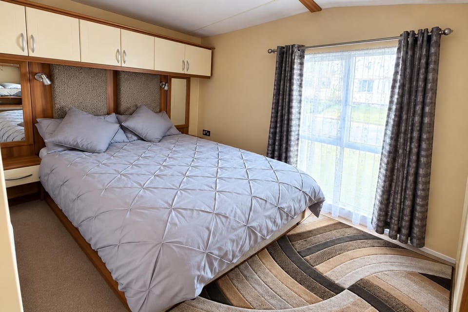 Happy Days Caravan Park - D&J Holiday Home - Sleeps 8 - Towyn Nature lodge in Towyn