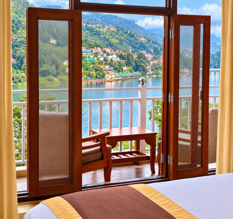 Bed, Day, View (from property/room), Balcony/Terrace, Photo of the whole room, Bedroom, Lake view, Mountain view