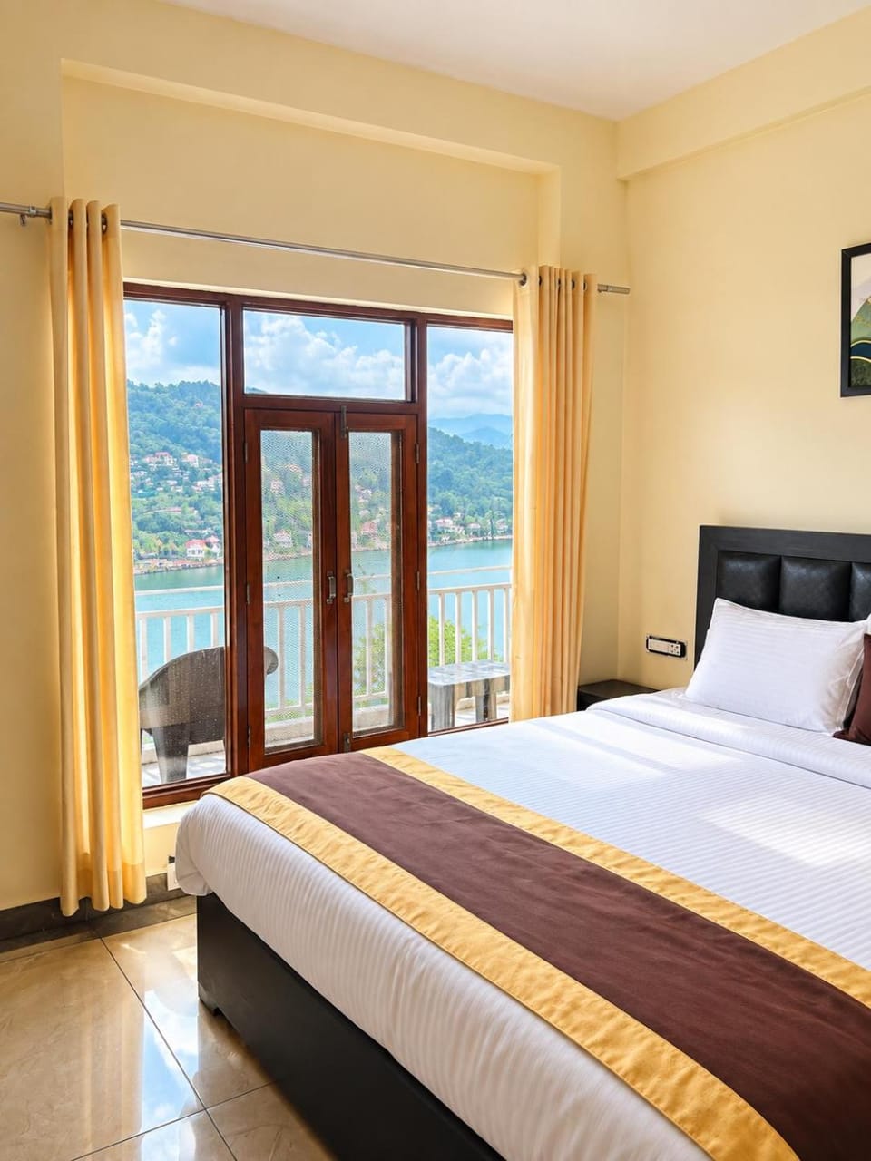 Bed, View (from property/room), Balcony/Terrace, Photo of the whole room, Bedroom, Mountain view
