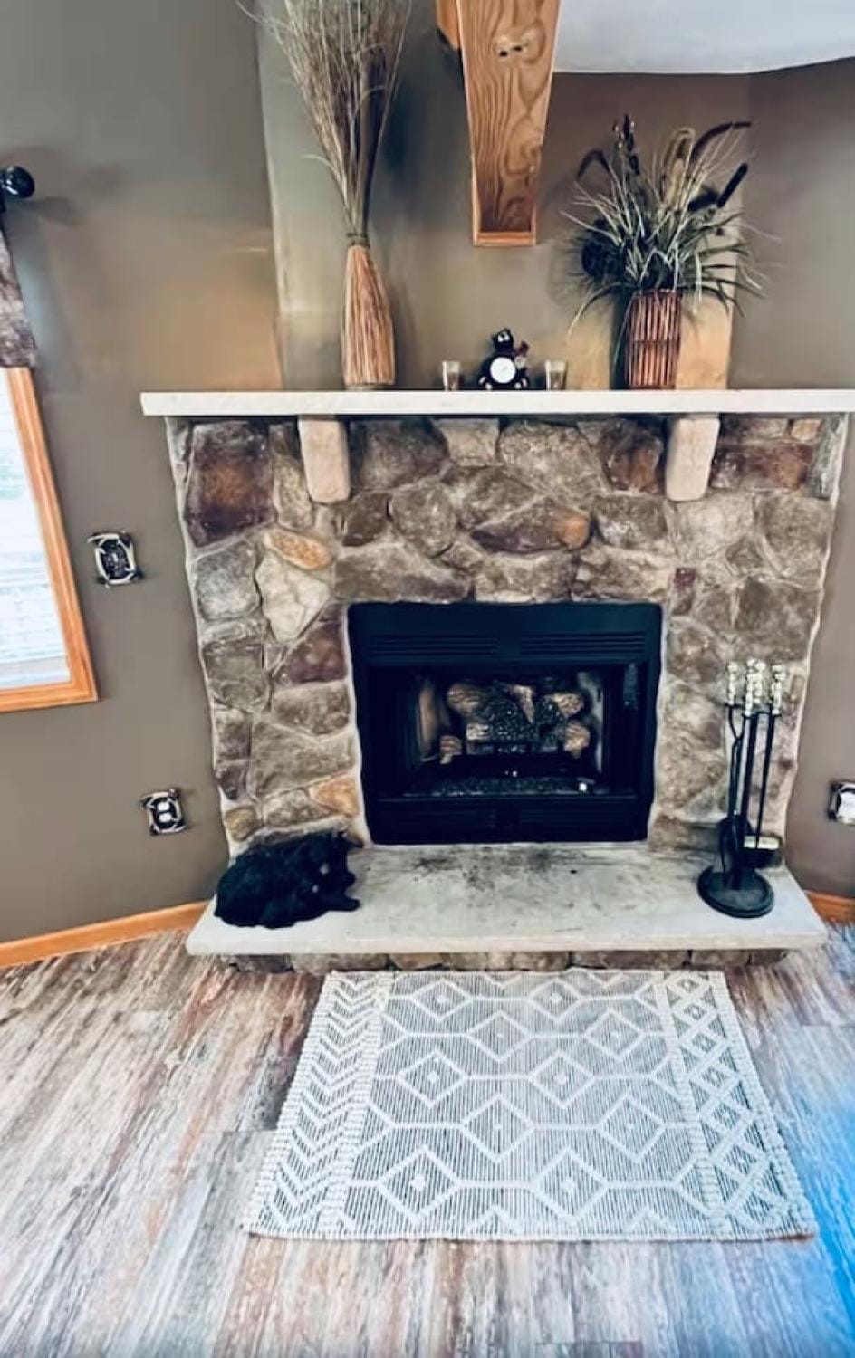 Teddy Bear Cabin- Hot tub, king bed, Large Deck, Pool table Cabin in Tunkhannock Township
